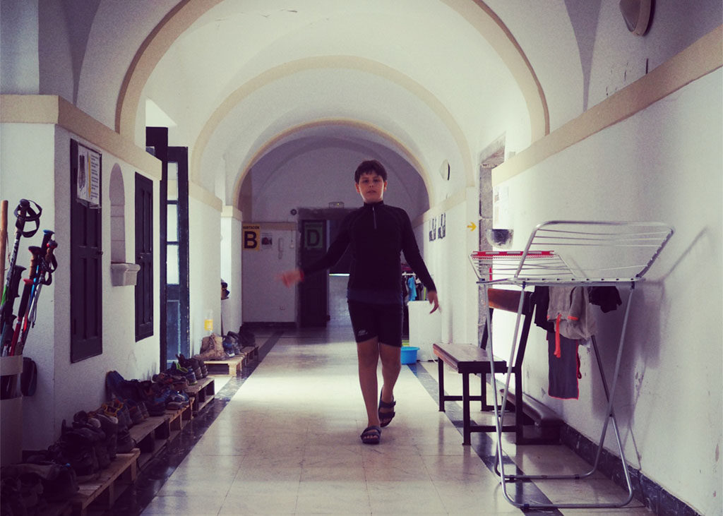 Tappa 05, Pietro corre lungo i corridoio del Monastero di Markina