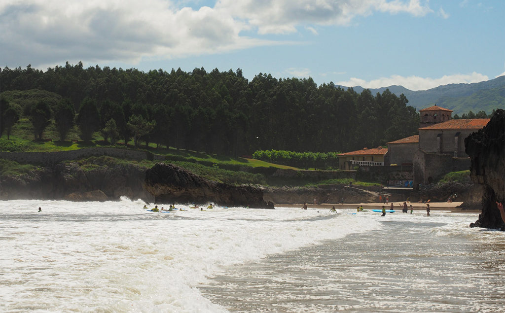Un giorno a Celorio, i surfisti sotto il Monastero di San Salvador