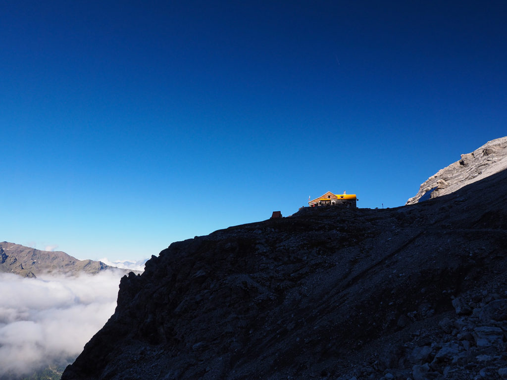 Il Rifugio Quinto Alpini abbarbicato sulle roccie sotto l'Ortles
