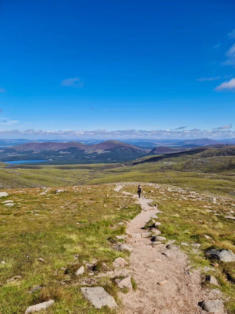 La salita al Cairn Gorm e al Ben Macdui e sotto il panorama scozzese che si apre